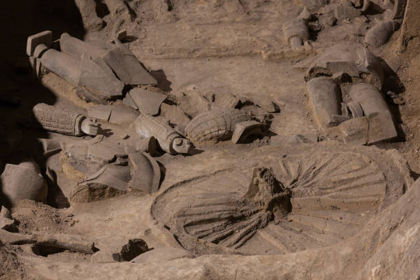 mausoleo qin shi huang di soldati di terracotta rovine rotte della città di xi'an, provincia di shaanxi, cina - xian qin shi huangs tomb international landmark national landmark foto e immagini stock