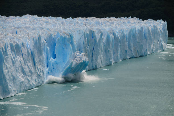 페리 토 모레노 빙하에서 분만 하는 얼음 - los glaciares 뉴스 사진 이미지