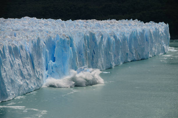 페리 토 모레��노 빙하에서 분만 하는 얼음 - hubbard glacier 뉴스 사진 이미지