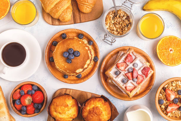 desayuno en una mesa de luz. - coffee muffin pastry blueberry muffin fotografías e imágenes de stock