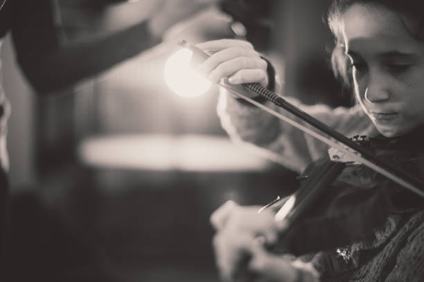 dziewczyna w szkole muzycznej - practicing music violin women zdjęcia i obrazy z banku zdjęć
