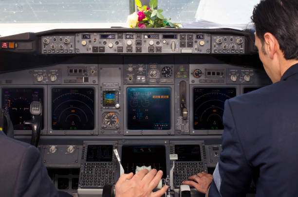 vue intérieure d’un cockpit d’avion de boeing 737-800 - frontdesk photos et images de collection
