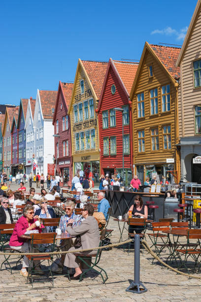 personas en un restaurante en bryggen en la ciudad de bergen, noruega - 13576 fotografías e imágenes de stock