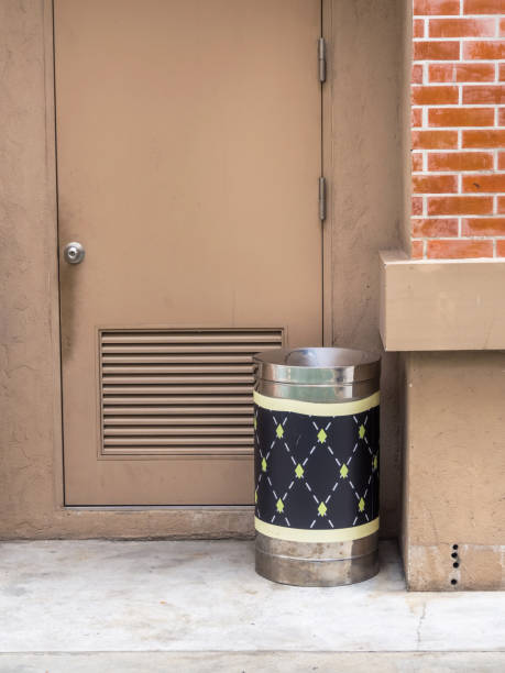 istock Trash placed in front of the door. 946568778