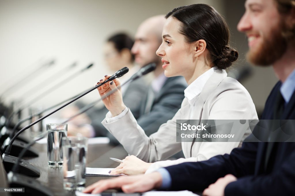 Hablando a la audiencia - Foto de stock de Gobierno libre de derechos