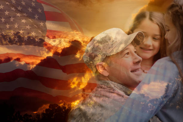 маленькие девочки обнимают военного отца, накладывает закат, американский флаг. - moody sky outdoors digital composite sunset стоковые фото и изображения