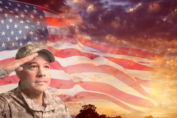 сша солдат накладывает закат, американский флаг. - moody sky outdoors digital composite sunset стоковые фото и изображения