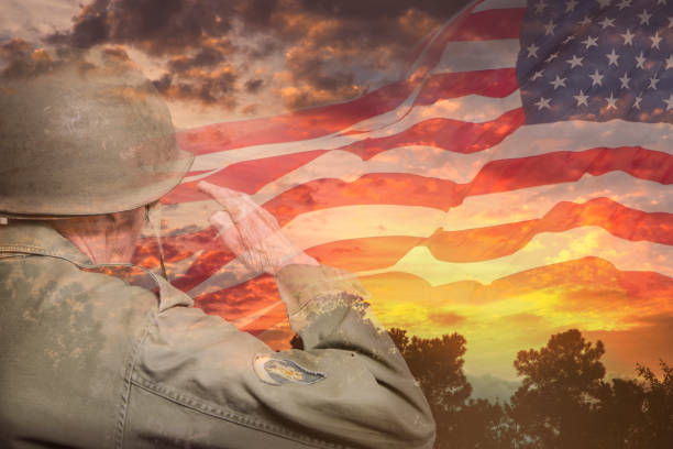 수석 미국 육군 군인, 미국 국기를 오버레이합니다. - moody sky outdoors digital composite sunset 뉴스 사진 이미지