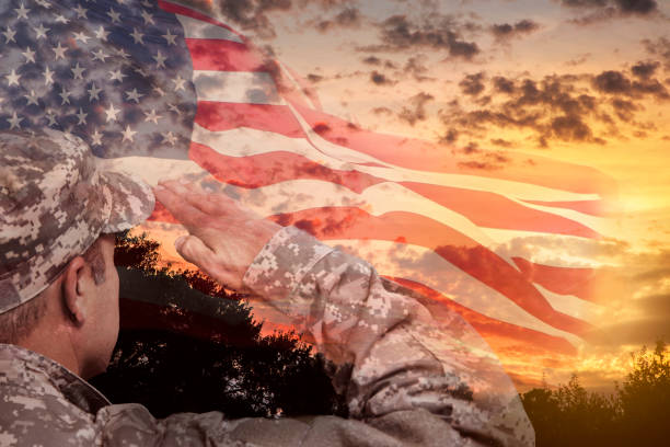 сша со�лдат накладывает закат, американский флаг. - moody sky outdoors digital composite sunset стоковые фото и изображения