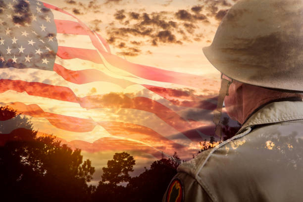 старший сша солдат накладывает закат, американский флаг. - moody sky outdoors digital composite sunset стоковые фото и изображения