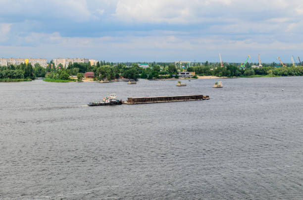 большая баржа на реке днепр - barge beach large blue стоковые фото и изображения