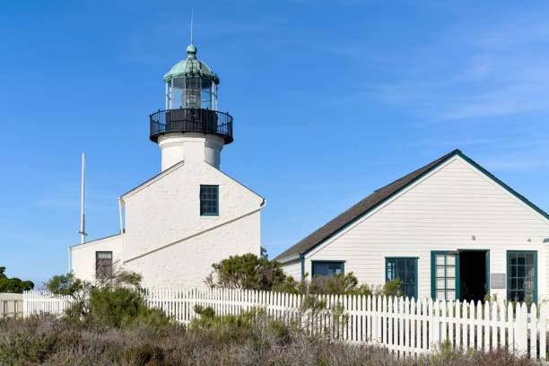 faro di point loma - una vista completa del faro di old point loma, oltre il secolo, e la dependance nel cabrillo national monument, san diego, california, usa. - point cabrillo sea pacific ocean sky foto e immagini stock