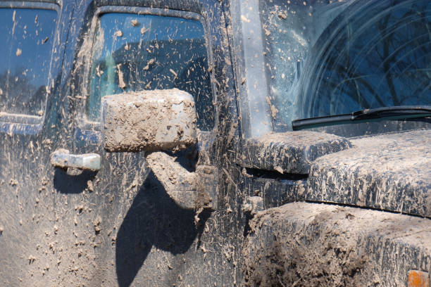 istock strong dirt on glass, mirrors and auto door 946618292