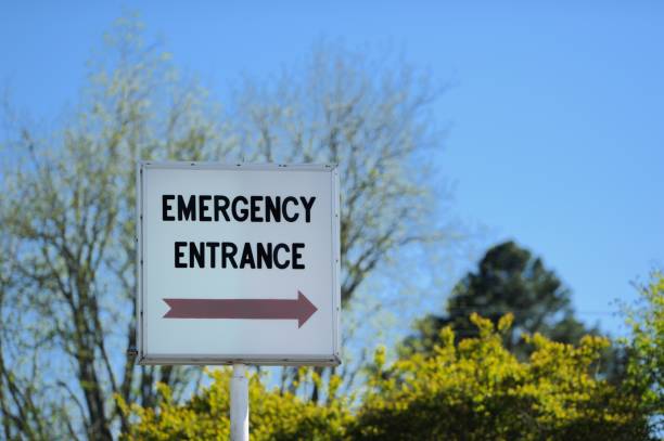 istock Emergency entrance sign 946623922