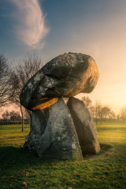 puesta de sol proleek dolmen - dolmen stone grave ancient fotografías e imágenes de stock