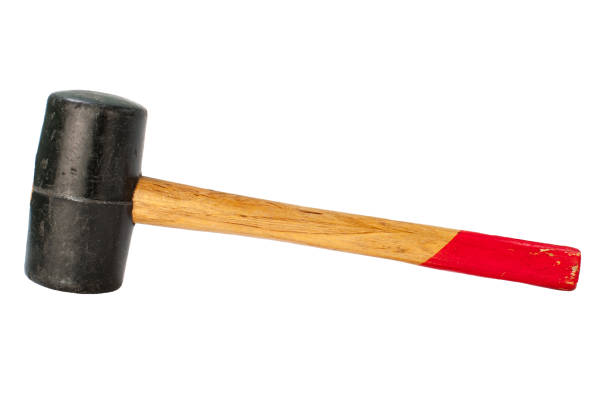 utiliza el mazo de goma negro con mango de madera rojo aislado sobre fondo blanco - rubber mallet fotografías e imágenes de stock