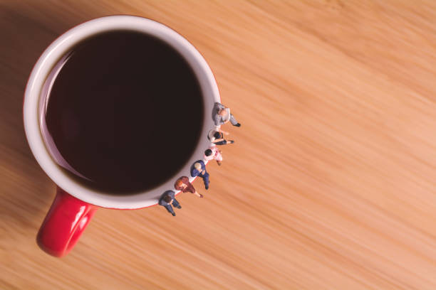 마시는 커피와 대기에 대 한 창조적인 개념입니다. 미니 컵에 앉아 - figurine small people business 뉴스 사진 이미지