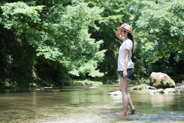 japońskie kobiety relaksują się w górskim strumieniu - hiking young women outdoors t shirt zdjęcia i obrazy z banku zdjęć