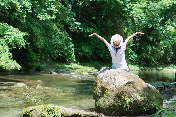 les femmes japonaises se détendre dans un ruisseau de montagne - hiking young women outdoors t shirt photos et images de collection