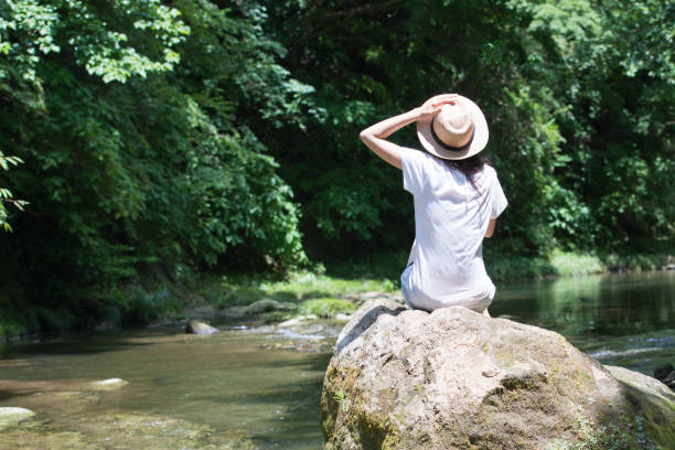 japońskie kobiety relaksują się w górskim strumieniu - hiking young women outdoors t shirt zdjęcia i obrazy z banku zdjęć