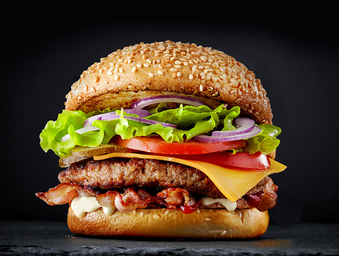 hamburguesa sabrosa fresca sobre fondo oscuro photo