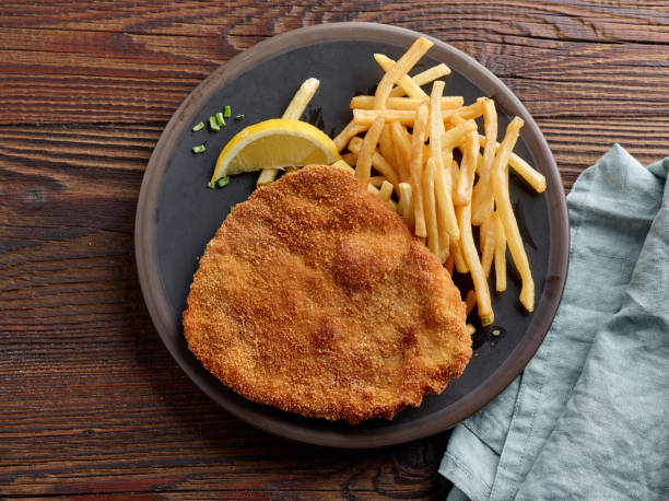 weiner schnitzel with fried potatoes - weiner schnitzel imagens e fotografias de stock