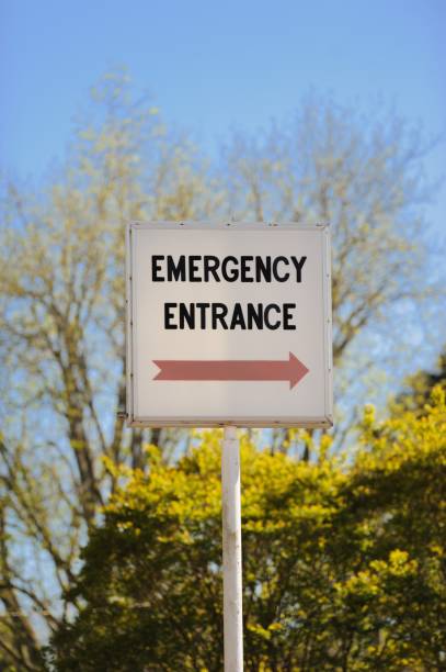 istock Emergency Entrance Sign 946658714