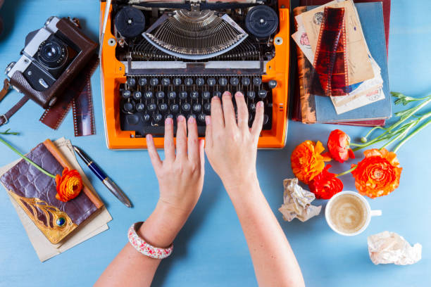 przestrzeń robocza z rocznika pomarańczowa maszyna do pisania - machine typewriter human hand typing zdjęcia i obrazy z banku zdjęć