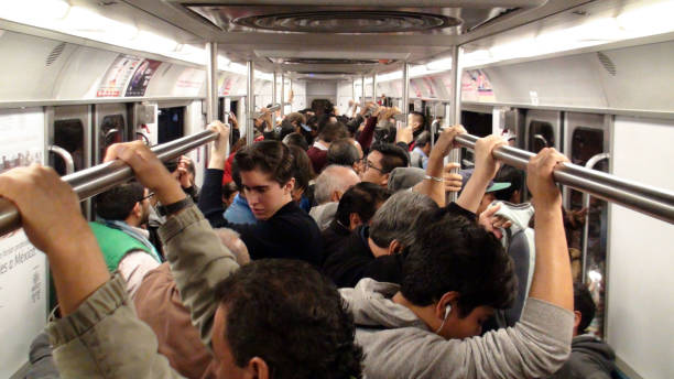 escena de personas dentro de la ciudad de méxico metro durante hora de acometidas en méxico - subway train fotografías e imágenes de stock