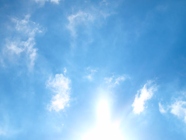 istock Especial sunny sky with cirro-stratus. 946675170