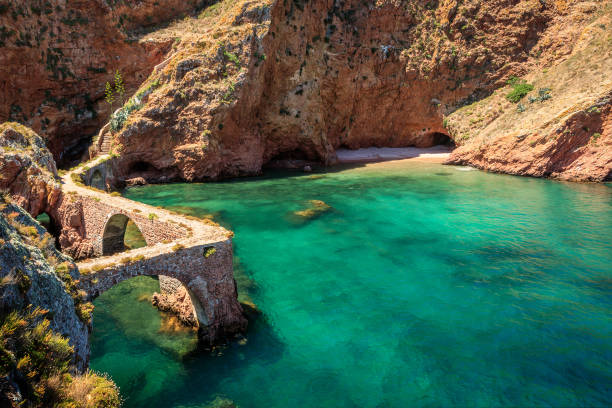 puentes de acceso a fort de berlengas são joão baptista rodeado de aguas cristalinas en la isla de berlenga, portugal. - acess fotografías e imágenes de stock