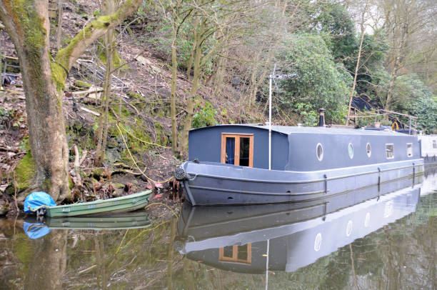 헵 덴 브릿지 근처 rochdale 운하에 녹색로 잉 보트와 회색 바지 하우스 보트 정박 - rowboat nautical vessel stern wood 뉴스 사진 이미지
