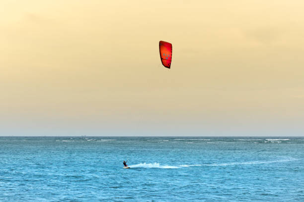 turistas de kitesurf nas ondas do mar da praia em um dia ensolarado na praia de ninh chu no vietnã - salta province - fotografias e filmes do acervo