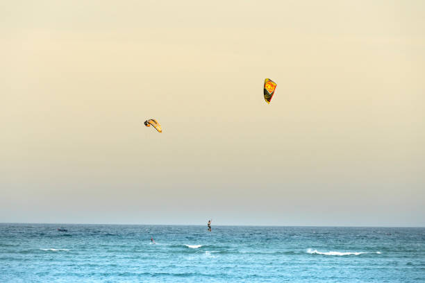 turistas de kitesurf nas ondas do mar da praia em um dia ensolarado na praia de ninh chu no vietnã - salta province - fotografias e filmes do acervo