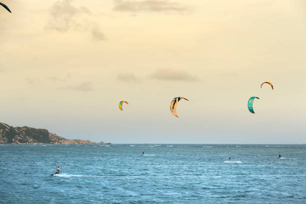 turistas de kitesurf nas ondas do mar da praia em um dia ensolarado na praia de ninh chu no vietnã - salta province - fotografias e filmes do acervo