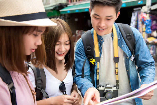 blick auf die karte während der fahrt in bangkok thailand asiatischen backpacker-freunde - southeast asia fotos stock-fotos und bilder