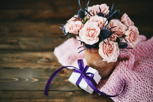 ピンクのバラは、素朴な設定でギフトと手作り母の日ブーケ