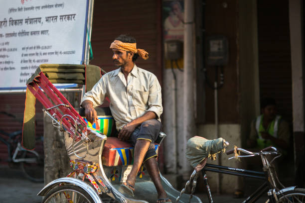indian trishaw czeka pasażerów na ulicy. - autorick zdjęcia i obrazy z banku zdjęć