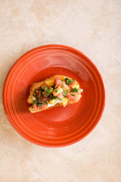 estilo italiano de bruschetta com tomates da, manjericão fresco e queijo - homegrown produce dairy product olive oil food - fotografias e filmes do acervo