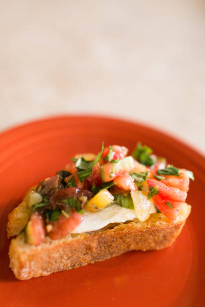 bruschetta com tomates da, manjericão fresco e queijo - homegrown produce dairy product olive oil food - fotografias e filmes do acervo