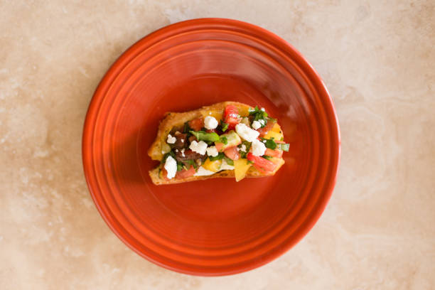 bruschetta italiana com tomates da, manjericão fresco e queijo - homegrown produce dairy product olive oil food - fotografias e filmes do acervo