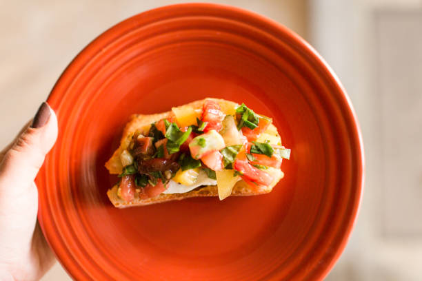 bruschetta com tomates da, manjericão fresco e queijo - homegrown produce dairy product olive oil food - fotografias e filmes do acervo