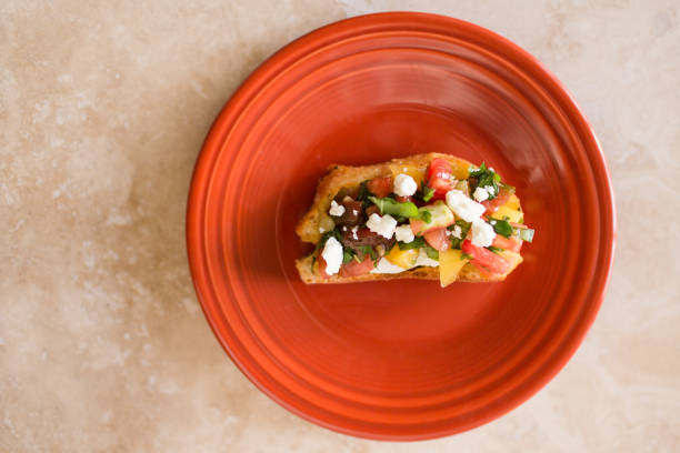 bruschetta com tomates da, manjericão fresco e queijo - homegrown produce dairy product olive oil food - fotografias e filmes do acervo