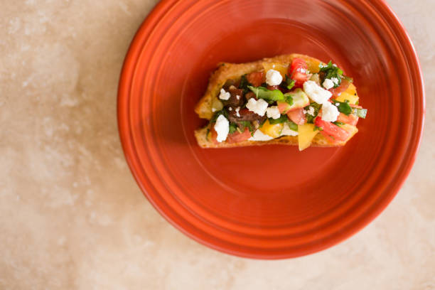 bruschetta com tomates da, manjericão fresco e queijo - homegrown produce dairy product olive oil food - fotografias e filmes do acervo