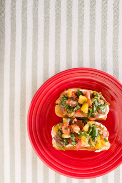 bruschetta com tomates da, manjericão fresco e queijo - homegrown produce dairy product olive oil food - fotografias e filmes do acervo