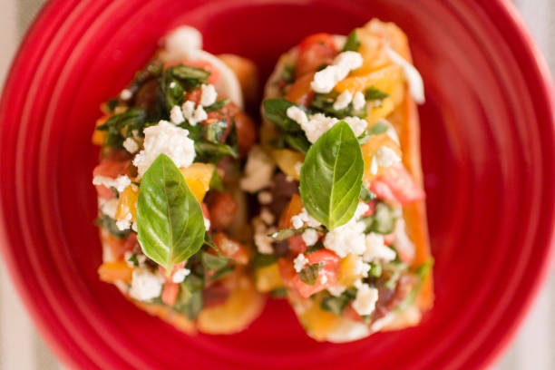 bruschetta com tomates da, manjericão fresco e queijo - homegrown produce dairy product olive oil food - fotografias e filmes do acervo