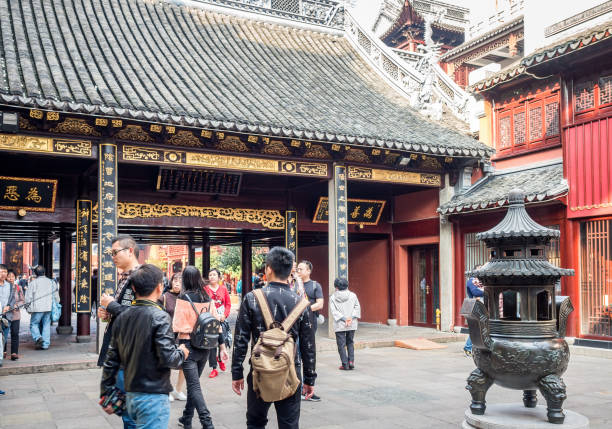 al tempio del dio della città vecchia di 600 anni, shanghai, cina - shanghai temple door china foto e immagini stock