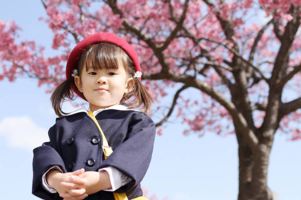 ragazza giapponese in uniforme dell'asilo (3 anni) - hat toddler little girls pink foto e immagini stock