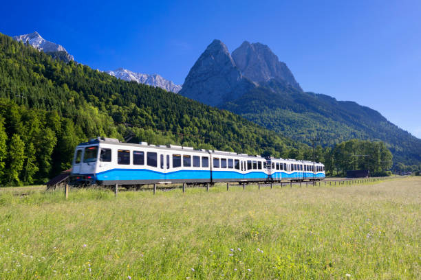 treno ferroviario di montagna zugspitzbahn in baviera, germania, europa - waxenstein foto e immagini stock