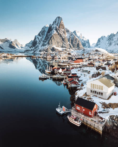 vista aérea de reine en noruega - lofoten fotografías e imágenes de stock